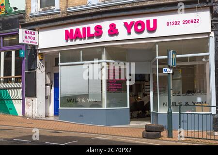 Bournemouth, Dorset UK. 13 luglio 2020. Con ulteriore allentamento di Coronavirus Covid-19 restrizioni Saloni di bellezza (alcuni trattamenti) Nail Bar sono autorizzati a riaprire. Nails & si apre per affari a Bournemouth. Credit: Carolyn Jenkins/Alamy Live News Foto Stock