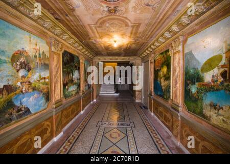 TBILISI, GEORGIA - 28 APRILE 2019: Corridoio dipinto nella città vecchia, l'architettura e la casa di Tbilisi vecchia. Foto Stock