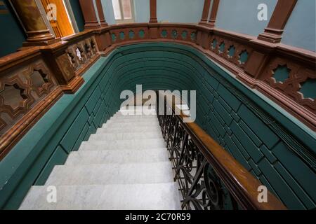 TBILISI, GEORGIA - 28 APRILE 2019: Interno cortile antico nella città vecchia Foto Stock