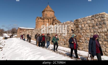 Akdamar Island, Van, Turchia - Febbraio 2020: Turisti che visitano l'isola di Akdamar e la chiesa di Akdamar è un importante luogo religioso per LA A Foto Stock