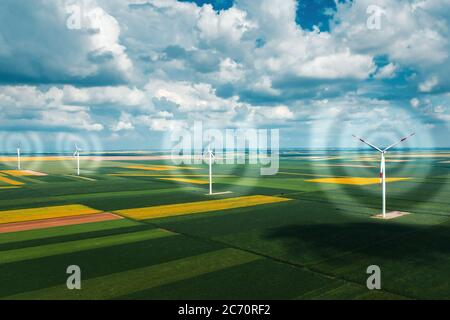 Vista aerea delle turbine eoliche della moderna azienda eolica dal drone pov, immagine digitale migliorata visione ad alto angolo di risorse sostenibili innovative technolo Foto Stock