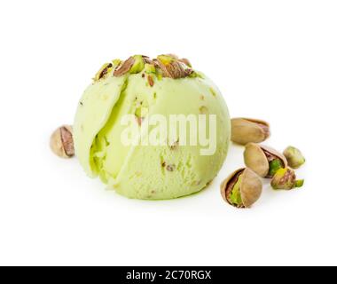 Scoop di pistacchio gelato con pistacchi isolati su sfondo bianco Foto Stock