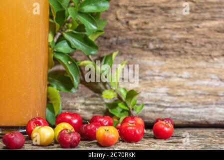 Succo naturale di acerola (Malpighia emarginata). Frutta tropicale. Bevanda a base di frutta aceroleira. Vetro. Bevanda rinfrescante. Frutta e bevande da Bra Foto Stock