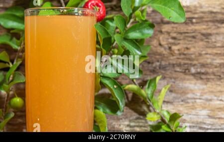 Succo naturale di acerola (Malpighia emarginata). Frutta tropicale. Bevanda a base di frutta aceroleira. Vetro. Bevanda rinfrescante. Frutta e bevande da Bra Foto Stock