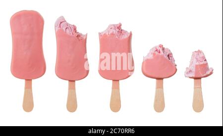 Gelato alla fragola mangiato isolato su sfondo bianco. Foto Stock