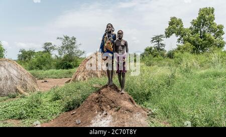 Parco Nazionale di Mago, Valle del fiume Omo, Etiopia - Settembre 2017: Due ragazze della tribù di Mursi dall'Etiopia. Le donne della tribù dei Mursi hanno un piatto a labbro e. Foto Stock