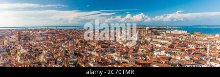 Incredibile vista aerea panoramica di Venezia dal campanile di San Marco Foto Stock