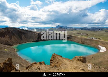 Cratere vulcanico viti con lago turchese all'interno, area vulcanica di Krafla, Islanda Foto Stock