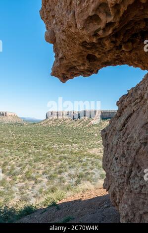 Vista dal Vingeklip, una colonna rocciosa sedimentaria vicino a Outjo in Namibia. Il Vingerklip Lodge e il ristorante Eagles Nest sono visibili sul retro Foto Stock