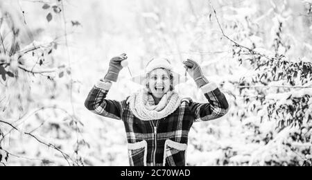 Ragazza allegra all'aria aperta. Donna allegra ed energica. Vacanza sci in inverno. Bella donna in abiti caldi. Godersi la natura wintertime. Ritratto di donna eccitata in inverno. Foto Stock