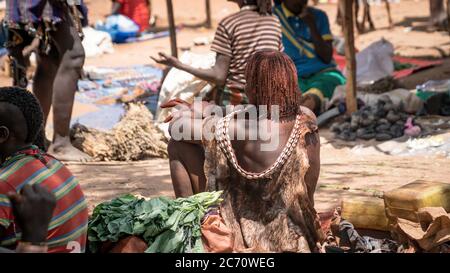Omo Valley, Etiopia - Settembre 2017: Donna non identificata con la schiena con tatuaggi della tribù Hamar al mercato locale villaggio in Etiopia Foto Stock
