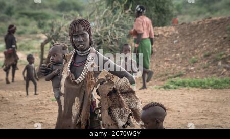 Valle di Omo, Etiopia - Settembre 2017: Donna non identificata con il suo bambino dalla tribù di Hamar nella Valle di Omo dell'Etiopia Foto Stock