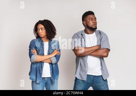 Problemi di relazione. Una coppia afro-americana offesa si ignorava dopo la discussione Foto Stock