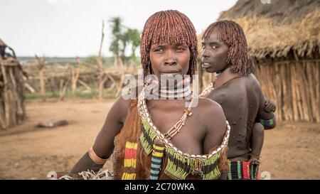 Valle di Omo, Etiopia - Settembre 2017: Donne non identificate dalla tribù di Hamar nella Valle di Omo in Etiopia Foto Stock