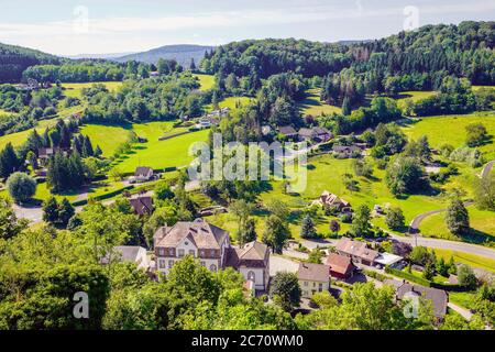 Vista elevata del villaggio di Ferrette (Pfirt) e delle montagne del Giura, dal castello di Ferrette. Comune del dipartimento Haut-Rhin in Alsazia nella parte nord-orientale di p. Foto Stock