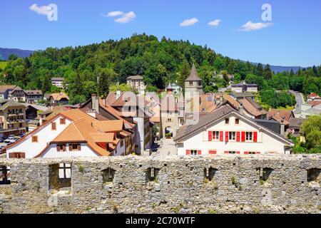 Vista elevata del borgo medievale di Valangin dal castello di Valangin, cantone Neuchatel, Svizzera. Foto Stock