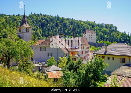 Vista elevata del borgo medievale e castello di Valangin, Canton Neuchatel, Svizzera. Foto Stock