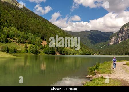 Auvergne Rhone Alpes. Lago di Montriond, lago alpino, Morzine, Haute Savoie, Francia Foto Stock