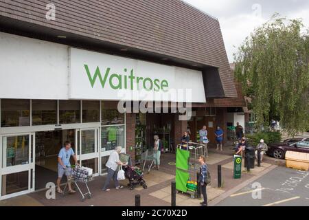 Gli acquirenti si accodano fuori Waitrose Foto Stock