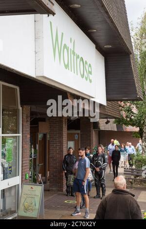 Gli acquirenti si accodano fuori Waitrose Foto Stock