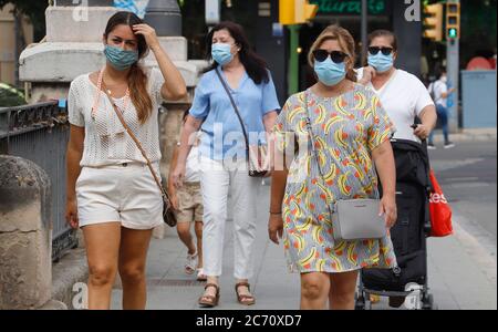 Palma, Spagna. 13 luglio 2020. Nel centro della città di Palma, le persone camminano con i boccagli. A Maiorca e nelle altre isole Baleari, lunedì entrerà in vigore un vasto obbligo di maschere a causa della pandemia di Corona. Credit: Clara Margais/dpa/Alamy Live News Foto Stock