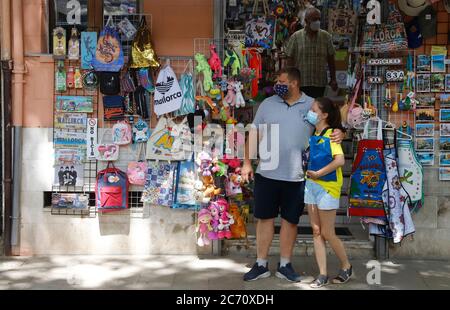 Palma, Spagna. 13 luglio 2020. Due persone che indossano maschere sono in piedi di fronte a un negozio nel centro di Palma. A Maiorca e nelle altre isole Baleari, un ampio obbligo di mascheramento è di entrare in vigore lunedì a causa della pandemia di Corona. Credit: Clara Margais/dpa/Alamy Live News Foto Stock