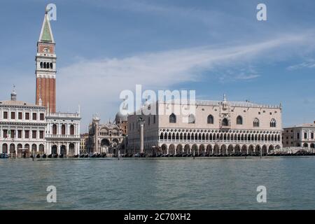 VENEZIA, ITALIA - 08 MAGGIO: Una vista sul Palazzo Ducale, la basilica di San Marco e il campanile di Piazza San Marco durante il blocco per contenere Foto Stock