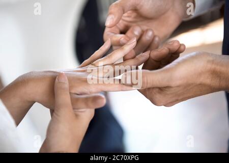 Giorno di nozze. Lo sposo mette l'anello sulla mano della sposa Foto Stock