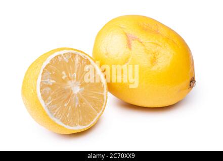 Limone guastato isolato su sfondo bianco Foto Stock