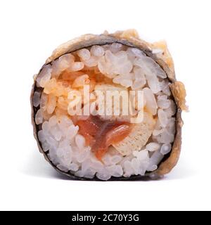 Sushi roll con nori e frutti di mare, in panati al forno isolato su sfondo bianco Foto Stock