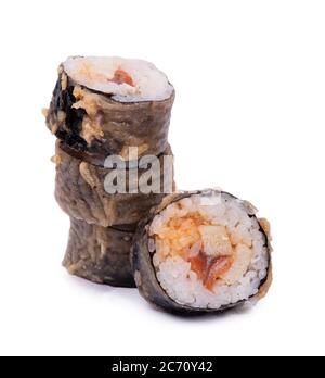 Panini di sushi con nori e frutti di mare, in panati al forno isolati su sfondo bianco Foto Stock