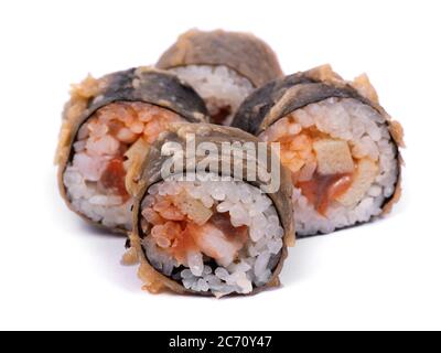 Panini di sushi con nori e frutti di mare, in panati al forno isolati su sfondo bianco Foto Stock
