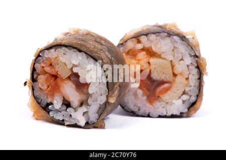 Panini di sushi con nori e frutti di mare, in panati al forno isolati su sfondo bianco Foto Stock