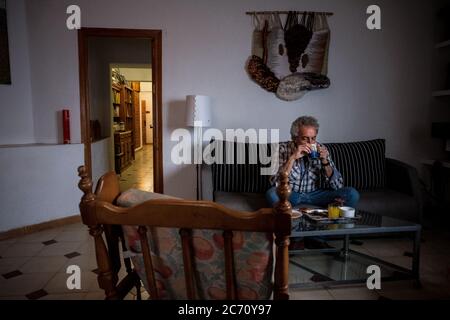 Mario Sanz serve la colazione al faro di Mesa Roldan a Carboneras, Spagna. Data: 28/04/2017. Foto: Xabier Mikel Laburu. Mario non vive più in lightroom, ma conserva ancora parte di ciò che era a casa sua per diversi anni se deve dormire o per qualsiasi famiglia o amico che venga a visitarlo da lontano. Foto Stock