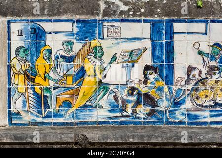 Panchine di pietra che raffigurano i pannelli azulejos con scimmie e gatti, "Les Singeries" al Palazzo dei Marchesi di Fronteira a Lisbona, Portogallo Foto Stock