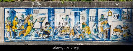 Panchine di pietra che raffigurano i pannelli azulejos con scimmie e gatti, "Les Singeries" al Palazzo dei Marchesi di Fronteira a Lisbona, Portogallo Foto Stock