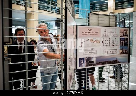 Mario mostra il sindaco di El Ejido, Spagna, la mostra sui fari che ha costruito nel centro del municipio. Data: 05/06/2017. Fotografo: Xabier Mikel Laburu. Mario offre conferenze pubbliche e mostre di montaggio sulla storia della segnalazione marittima e fari per scuole o istituzioni pubbliche. Foto Stock