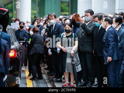 Seoul, Corea del Sud. 13 luglio 2020. La gente pianse il passaggio del Seoul Mayor Park vinto presto al Seoul Memorial Park a Seoul, Corea del Sud, il 13 luglio 2020. Il funerale per il tardo Seoul Mayor Park Won-soon si è tenuto lunedì. Il sindaco di 64 anni è stato trovato morto nei boschi del Monte Bugak vicino alla sua residenza intorno alla mezzanotte del 10 luglio ora locale. Credit: Wang Jingqiang/Xinhua/Alamy Live News Foto Stock