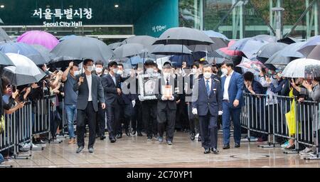 Seoul, Corea del Sud. 13 luglio 2020. I lutto lasciano il municipio dopo aver partecipato ai funerali del compianto Seoul Mayor Park, vinto a Seoul, Corea del Sud, il 13 luglio 2020. Il funerale per il tardo Seoul Mayor Park Won-soon si è tenuto lunedì. Il sindaco di 64 anni è stato trovato morto nei boschi del Monte Bugak vicino alla sua residenza intorno alla mezzanotte del 10 luglio ora locale. Credit: Lee Sang-ho/Xinhua/Alamy Live News Foto Stock