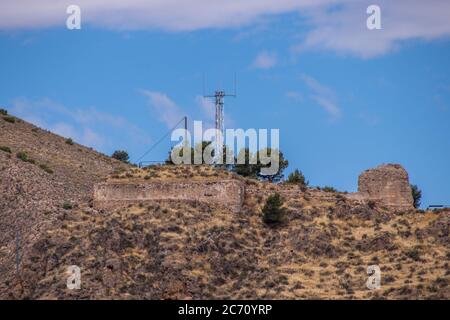 Mobile Phone Mast al sito del vecchio forte che era sulla collina che domina Oria, Andalucía Spagna Foto Stock