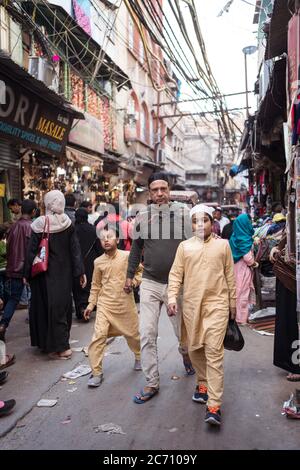 Nuova Delhi / India - 18 febbraio 2020: padre e figlio in strada di Vecchia Delhi Foto Stock