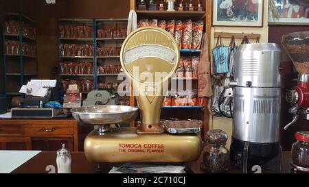 Addis Abeba, Etiopia - Ottobre 2017: La caffetteria Tomoca nella zona Piazza-centro espone macchine d'epoca d'ispirazione italiana per la preparazione o Foto Stock