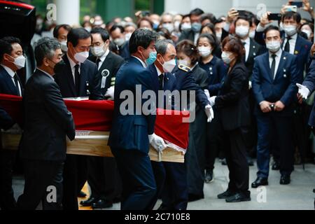 Seoul, Corea del Sud. 13 luglio 2020. La gente pianse il passaggio del Seoul Mayor Park vinto presto al Seoul Memorial Park a Seoul, Corea del Sud, il 13 luglio 2020. Il funerale per il tardo Seoul Mayor Park Won-soon si è tenuto lunedì. Il sindaco di 64 anni è stato trovato morto nei boschi del Monte Bugak vicino alla sua residenza intorno alla mezzanotte del 10 luglio ora locale. Credit: Wang Jingqiang/Xinhua/Alamy Live News Foto Stock