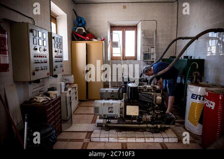 Mario Sanz si sta occupando della manutenzione da parte dei due generatori diesel che funziona come backup se l'energia elettrica dalla girata fallisce, faro di Mesa Roldan a Carboneras, Spagna. Data: 07/06/2017. Fotografo: Xabier Mikel Laburu. Foto Stock