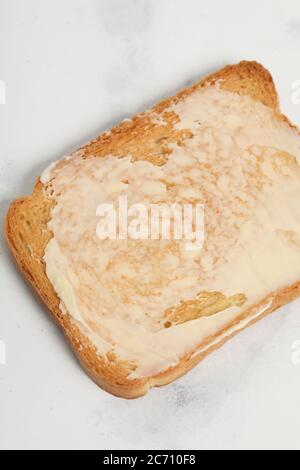 fette di pane tostato su sfondo bianco di marmo Foto Stock