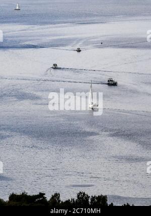 Berlino, Germania. 13 luglio 2020. Le barche navigano sul Havel a Wannsee. Credit: Jens Kalaene/dpa-Zentralbild/ZB/dpa/Alamy Live News Foto Stock