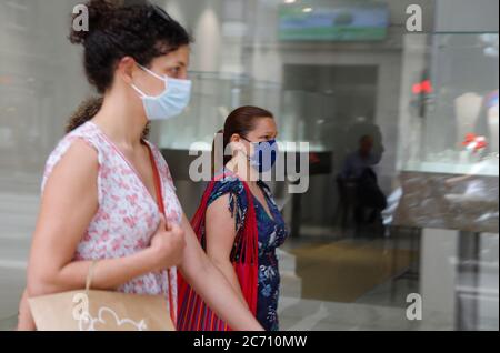 Palma, Spagna. 13 luglio 2020. Donne che indossano boccagli nel centro della città di Palma. A Maiorca e nelle altre isole Baleari, lunedì entrerà in vigore un'ampia gamma di maschere obbligatorie a causa della pandemia di Corona. Credit: Clara Margais/dpa/Alamy Live News Foto Stock