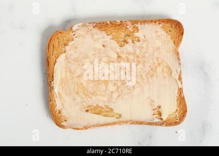 fette di pane tostato su sfondo bianco di marmo Foto Stock