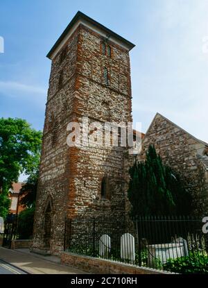 Ammira la torre W pre-conquista dell'ex Chiesa della Santa Trinità, Colchester, Essex, Inghilterra, Regno Unito, costruita in gran parte in mattoni romani riutilizzati. Foto Stock