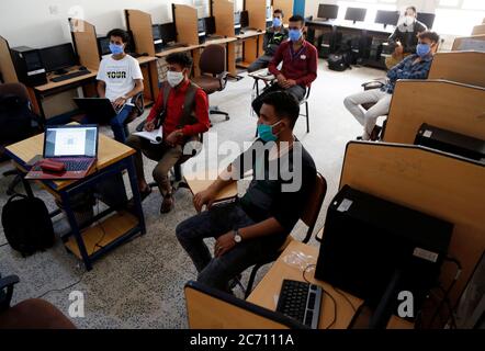 Sanaa, Yemen. 12 luglio 2020. Gli studenti che indossano maschere facciali protettive si siedono a distanza mentre riprendono il loro studio in un'università a Sanaa, Yemen, 12 luglio 2020. Credit: Yamon/Yamon Live News Foto Stock